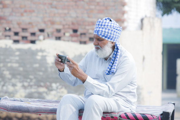 旁遮普-印度老年人使用手机库存照片图片下载