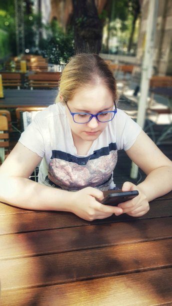 拿着手机的女孩图片下载