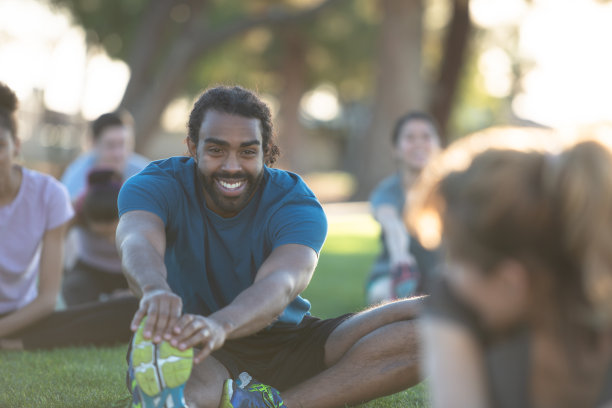 多民族户外瑜伽课伸展腿库存照片图片下载