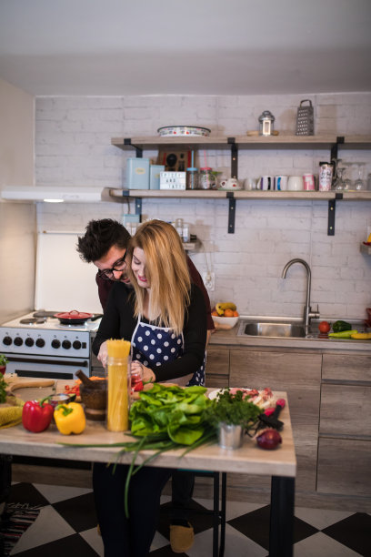 在早餐时分享爱情时刻。一个男人在给他的妻子甜蜜的按摩图片下载