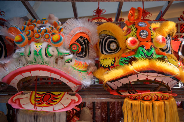 为舞狮制作的一组未完成的狮头图片下载