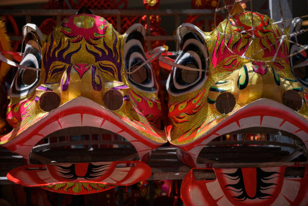 为舞狮制作的一组未完成的狮头图片下载