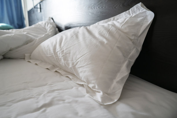 宾馆床后醒来图片下载