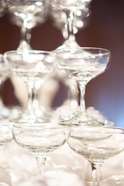 鸡尾酒酒杯高塔在婚宴上图片下载