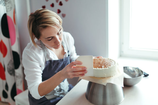 中年妇女糖果商或面包师图片下载