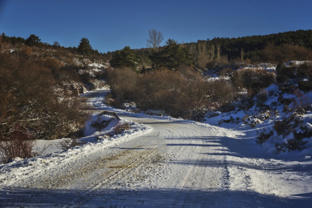 Huerta de Arriba(西班牙布尔戈斯)的雪路图片下载