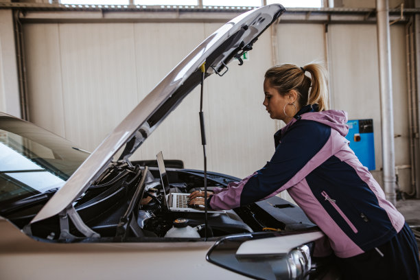 女机械师诊断，在车库里检查笔记本电脑的结果图片下载