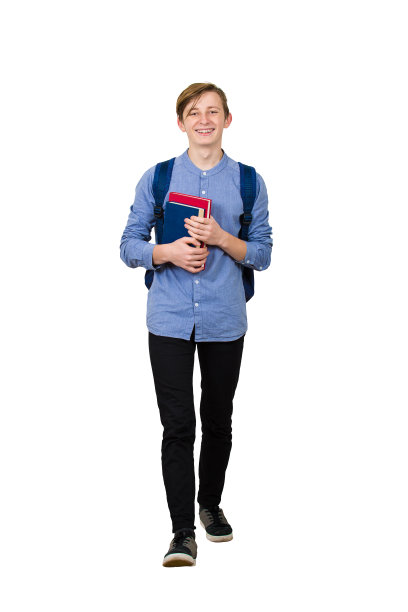 全身像的自信的学生男孩去学校拿着两本书和他的背包。愉快的少年行走与积极的面部表情孤立在白色的背景。图片下载