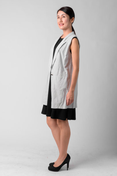 全身照片的快乐日本女商人思考图片下载