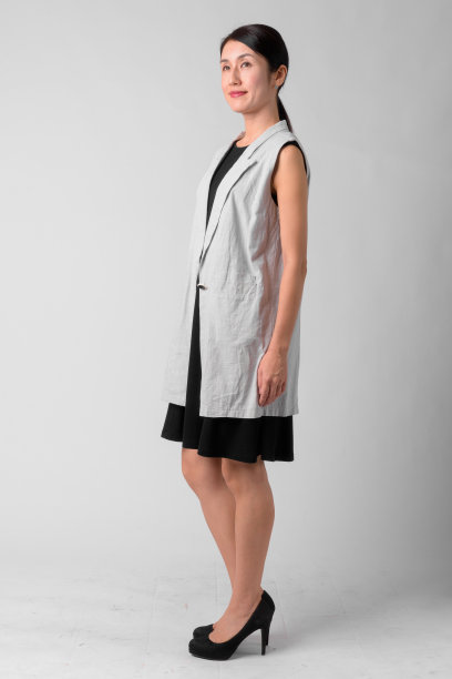 全身照片美丽的日本女商人思考图片下载