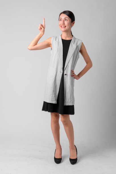 快乐的日本女商人的全身照片向上指图片下载