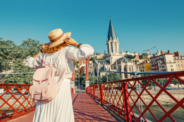 快乐的亚洲女孩旅行者和游客走过里昂的老城区中心，欣赏Saone河畔的Eglise Saint Georges教堂图片下载
