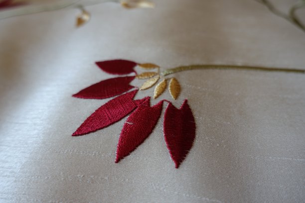 白布上绣红花的特写图片下载