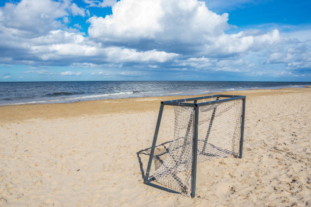 在秋初一个阳光明媚的日子里，足球大门被遗弃在空荡荡的沙滩上。图片下载