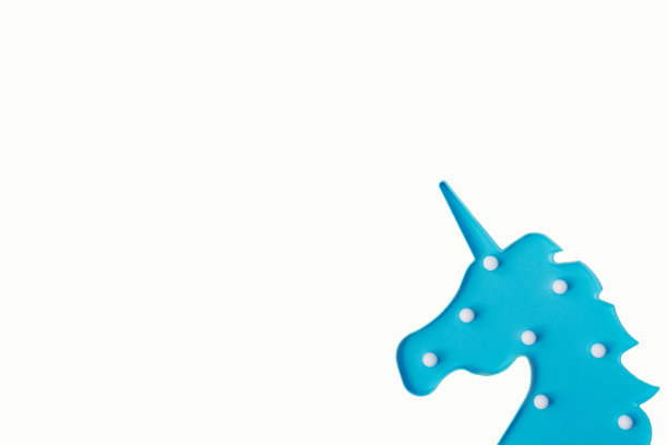 蓝色独角兽在白色背景孤立。图片下载
