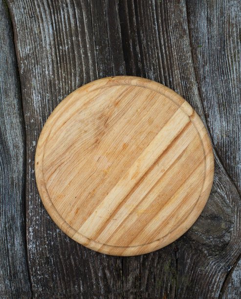 木背景上的圆形砧板图片下载