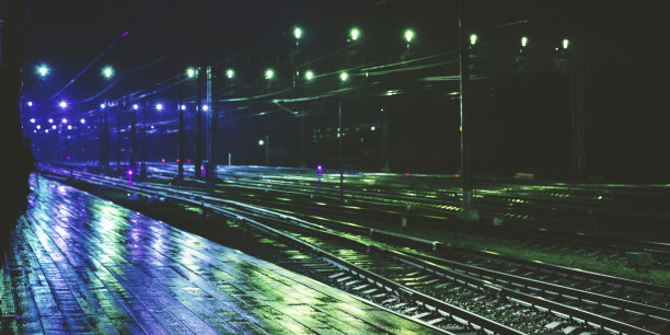 火车站在雨夜里的倒影图片下载