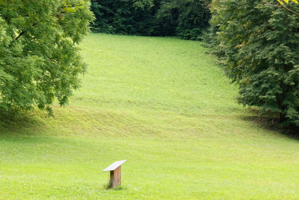 草地上的教育标志图片下载