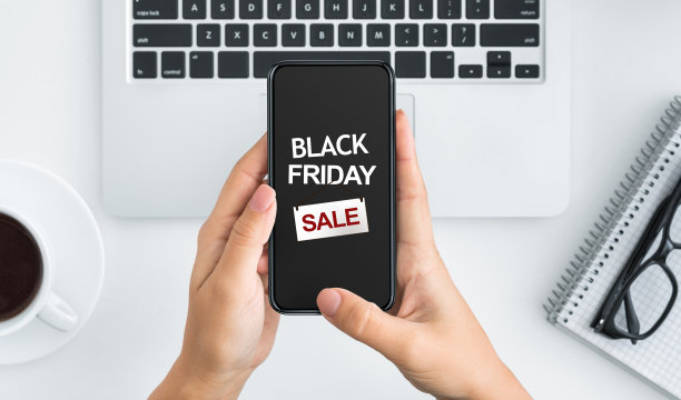 通过笔记本电脑和手机在网上购物的女人图片下载