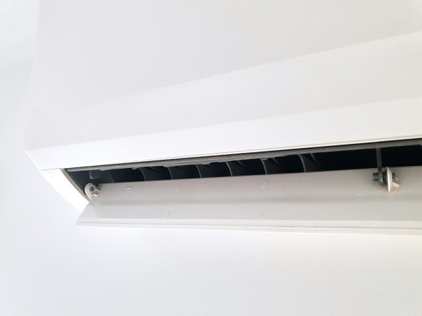 客厅里白色的墙上挂着一台现代化的空调。图片下载