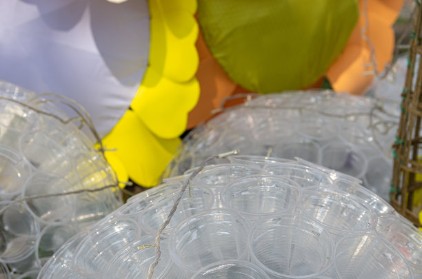 一幅用织物制成的荷花图片上的花瓣用黄色的花朵装饰，为水灯节精选焦点图片下载