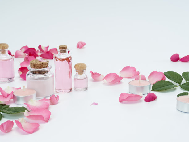天然化妆品与玫瑰油和香烛花香在白色背景。图片下载