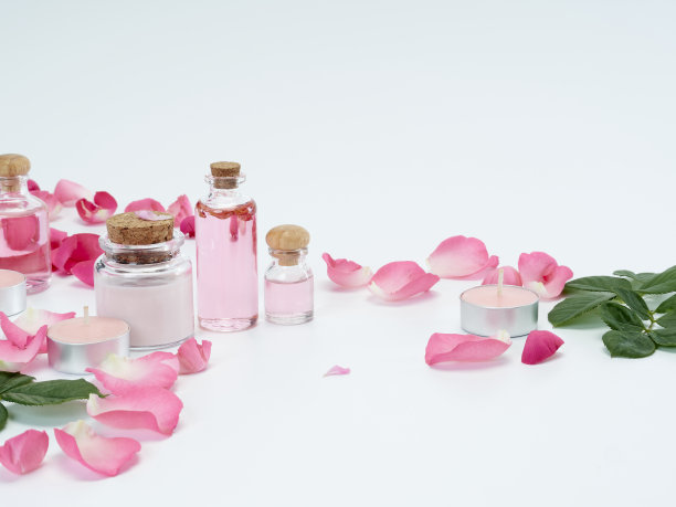 天然化妆品与玫瑰油和香烛花香在白色背景。图片下载