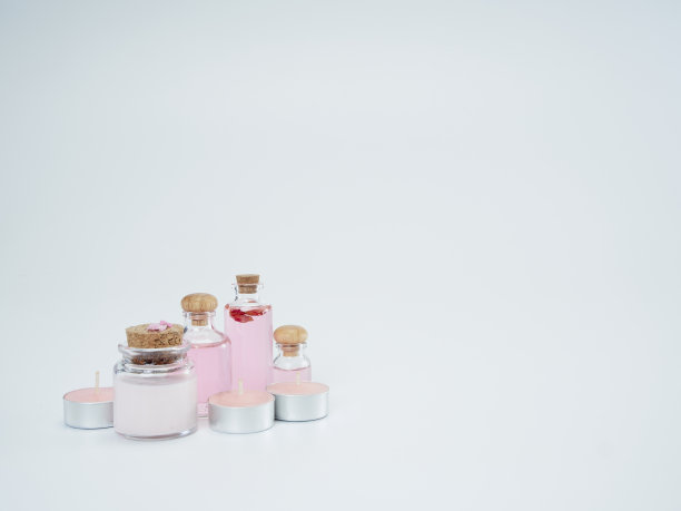 天然化妆品与玫瑰油和香烛花香在白色背景。图片下载