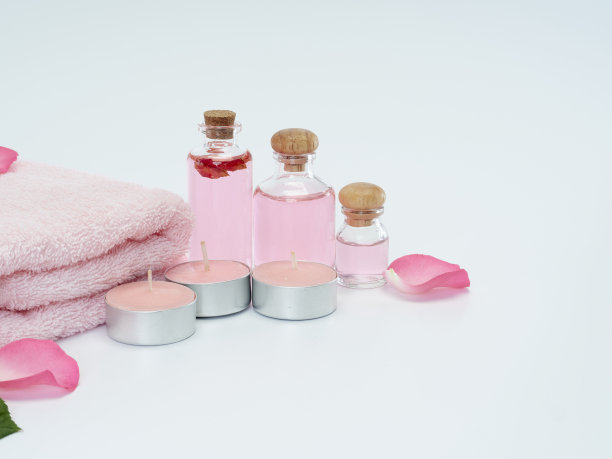 天然化妆品与玫瑰油和香烛花香在白色背景。图片下载