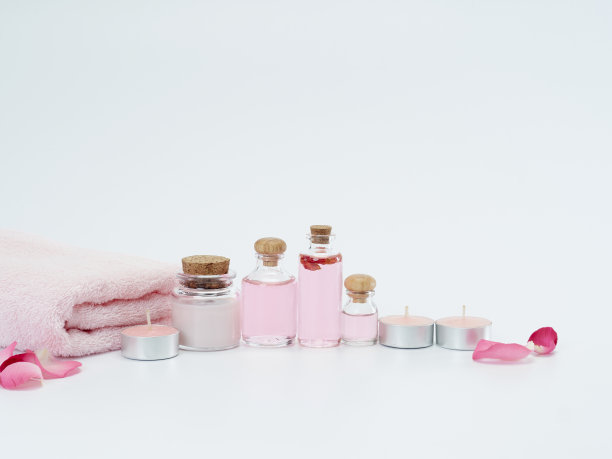 天然化妆品与玫瑰油和香烛花香在白色背景。图片下载