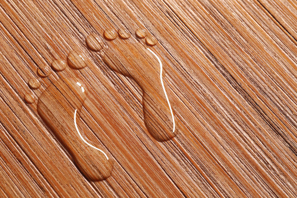 象征着木头上的两个脚印图片下载