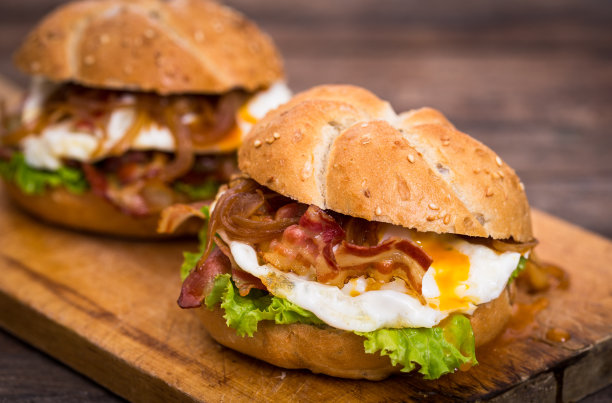培根鸡蛋三明治加洋葱和生菜图片下载