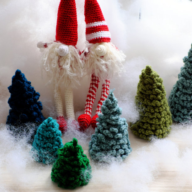 绿色的圣诞树，手工制作的装饰品，在冬季为家庭装饰图片下载