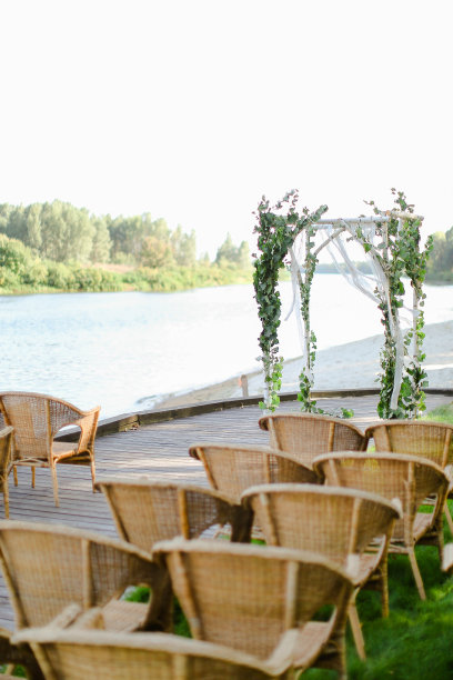 公园里的绿色婚礼拱门和木椅图片下载