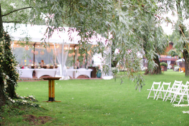 公园里举行婚礼的白色椅子和鲜花图片下载