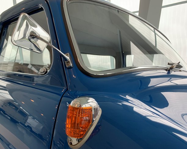 蓝色老爷车的明亮抛光图片下载