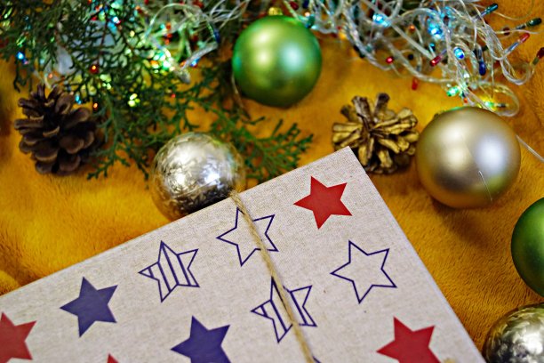 圣诞装饰和礼品盒与美国明星印刷库存照片图片下载