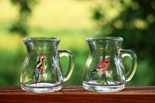 木桌上放着两只小玻璃杯图片下载