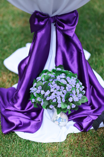 蓝色花束旁边装饰的椅子和紫罗兰缎带图片下载