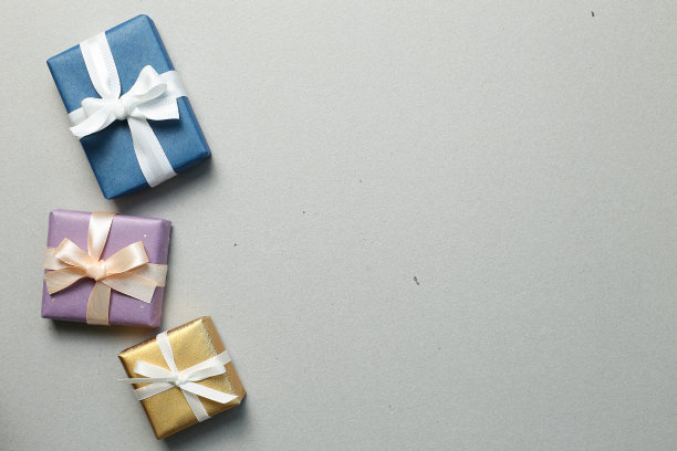 灰色背景的礼品盒。圣诞节或生日概念图片下载