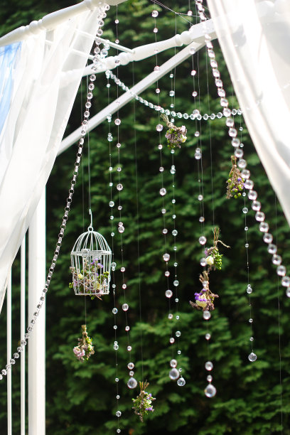 绿色背景下的白色温柔的新娘装饰品图片下载