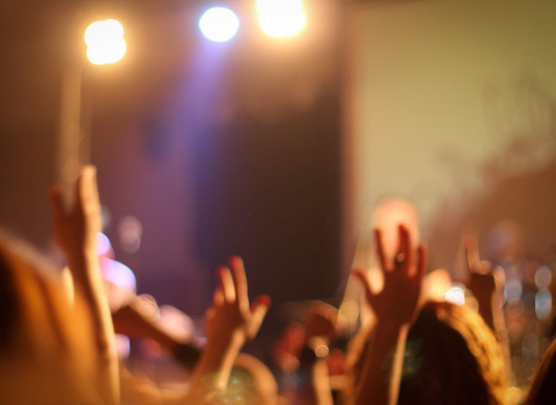 在迪斯科上举手图片下载