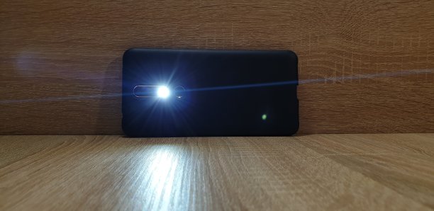 手机上有手电筒。智能手机上的LED手电筒。图片下载