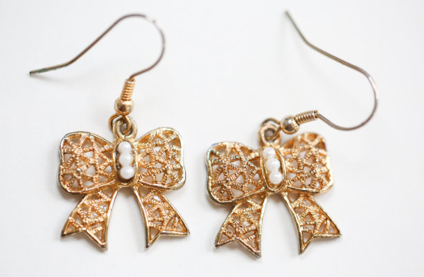 一套时尚的耳环和装饰素材图片