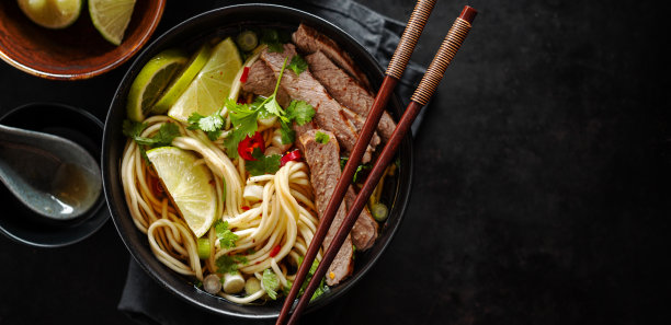 美味的亚洲经典汤，面条和肉图片下载