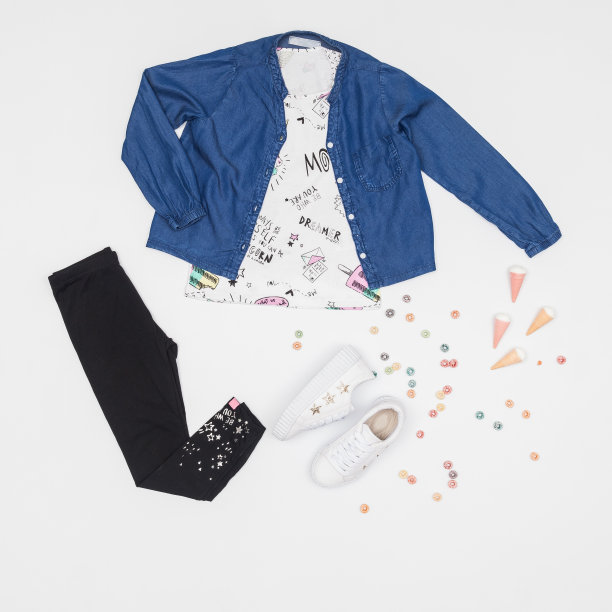 时尚服饰——为女孩量身定做的服饰;照片在中性背景。图片下载