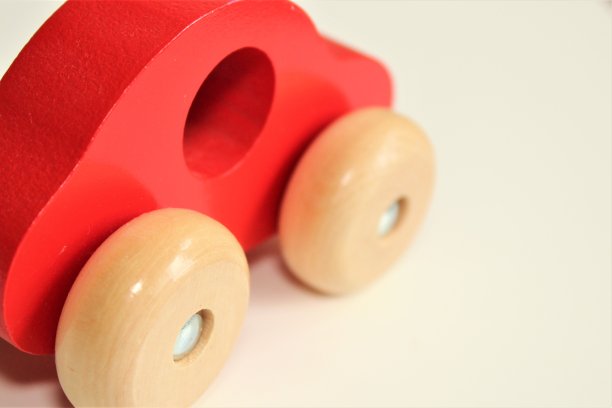 红色的玩具车。图片下载