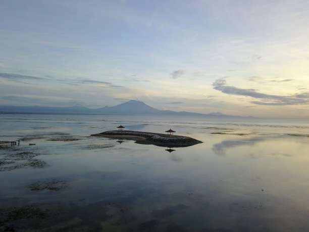 从印度尼西亚巴厘岛美丽的海滩Sanur观看阿贡山图片下载