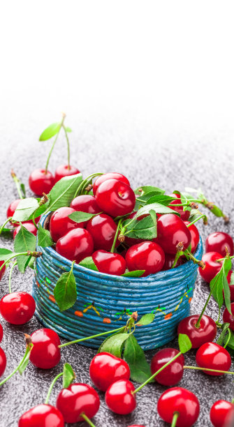 蓝色罐中鲜艳的新鲜樱桃图片下载
