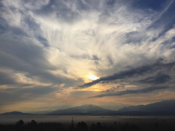 美丽的日落在山和海洋图片下载